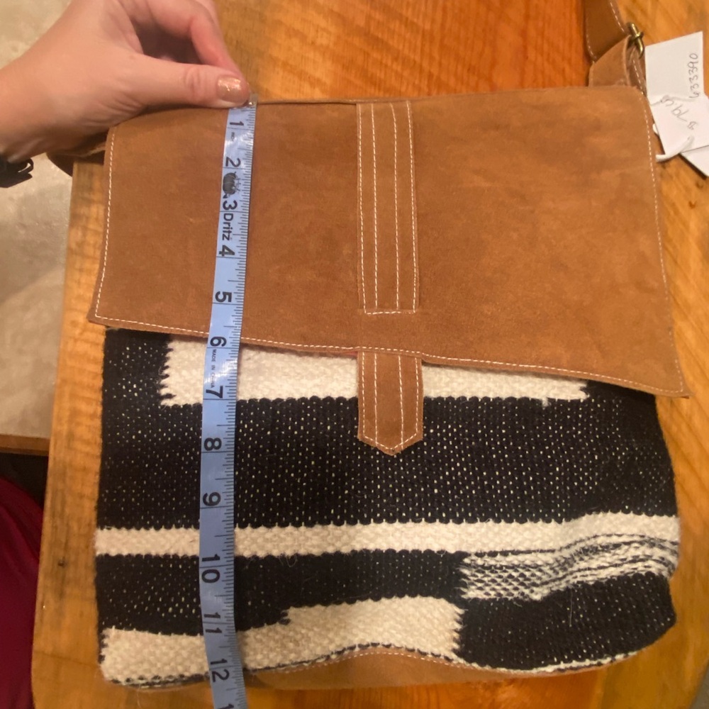 Western Style Handbag - Picture 10 of 16